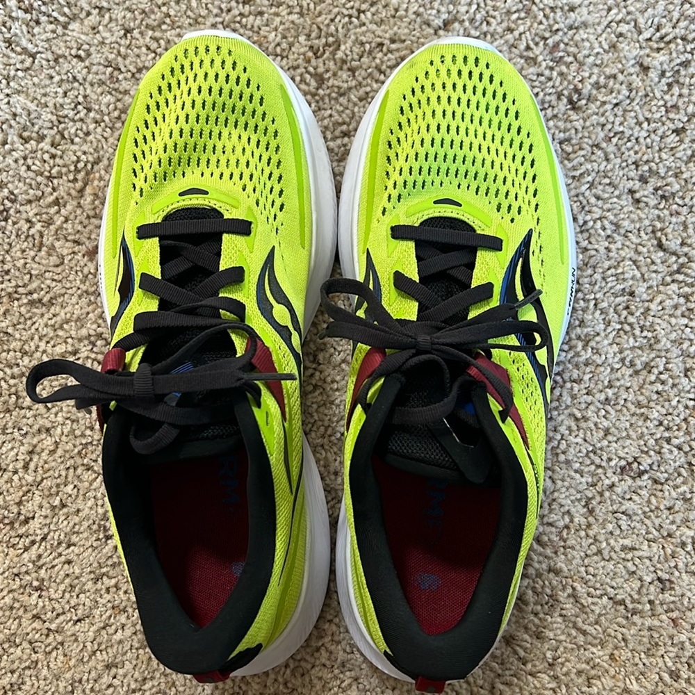 Saucony Mens 8 running shoe
